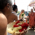 Sri Sannidhanam being welcomed at the Vishalakshi Samata Vishwanathar Temple