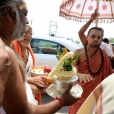 Sri Sannidhanam being welcomed at the Vishalakshi Samata Vishwanathar Temple
