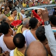 Devotees welcome the Jagadgurus to Tamil Nadu at the border town of Bannari