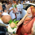 The Jagadgurus being received with great devotion by devotees led by Dharmatma Sri Yegnasubramanian