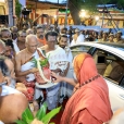 The Jagadgurus being received with great devotion by devotees led by Dharmatma Sri Yegnasubramanian