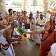 Sri Mahasannidhanam being reverentially welcomed at the Tirunellai Ambal Sameta Kottra Vaaleeshwarar temple