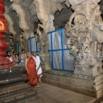 Sculptures on the various pillars in this temple resemble those of the Goddess Sharadamba temple in Sringeri