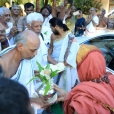 Sri Mahasannidhanam and Sri Sannidhanam arrived at the Agrahara of Krishnarayapuram to a devout welcome