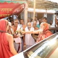 Arriving in the Agrahara of Mahadanapuram on May 8, 2017, the Jagadgurus were received respectfully by the residents and led along the main Agrahara having at its two ends, a temple for Lord Shiva and a temple for Lord Vishnu