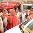 Arriving in the Agrahara of Mahadanapuram on May 8, 2017, the Jagadgurus were received respectfully by the residents and led along the main Agrahara having at its two ends, a temple for Lord Shiva and a temple for Lord Vishnu