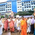 Devotees led by Dr. Mohan Alva welcoming the Jagadgurus to Moodabidri