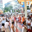 Devotees led by Dr. Mohan Alva welcoming the Jagadgurus to Moodabidri
