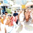 Thereafter, the Jagadgurus proceeded towards the Anjaneya Swamy temple at Namakkal and had Darshan