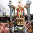 Thereafter, the Jagadgurus proceeded towards the Anjaneya Swamy temple at Namakkal and had Darshan