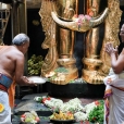 Thereafter, the Jagadgurus proceeded towards the Anjaneya Swamy temple at Namakkal and had Darshan