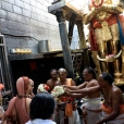 Thereafter, the Jagadgurus proceeded towards the Anjaneya Swamy temple at Namakkal and had Darshan