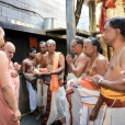 Thereafter, the Jagadgurus proceeded towards the Anjaneya Swamy temple at Namakkal and had Darshan