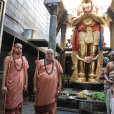 Thereafter, the Jagadgurus proceeded towards the Anjaneya Swamy temple at Namakkal and had Darshan