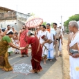 Thereafter, Sri Sannidhanam walked through the streets to the Satsangha Bhavanam