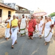 Thereafter, Sri Sannidhanam walked through the streets to the Satsangha Bhavanam