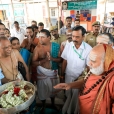 The Jagadgurus were received with traditional Poornakumbha Swagata by the Joint Commissioner of the temple and the Sthanika Archakas led by Sri Shiva Shanmukha Gurukkal and Sri Selva Subrahmanya Gurukkal