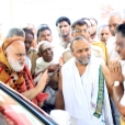 Sri Mahasannidhanam and Sri Sannidhanam arrived at Periyakulam in the evening of April 17, 2017. Sri O Panneerselvam, former Chief Minister of Tamil Nadu, offered his pranams and welcomed the Jagadgurus with Poornakumbha