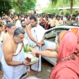 Devotees led by the family of late Guru Bhakta Ratnam Kittamani Iyer welcoming the Jagadgurus