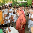 Devotees led by the family of late Guru Bhakta Ratnam Kittamani Iyer welcoming the Jagadgurus