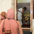 In the afternoon, the Jagadgurus had Darshan of the deities in the Sringeri Shankara Math