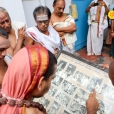 Sri Sannidhanam viewing images from prior Vijayayatras at the Navaneeta Krishnar temple in Shenkottai