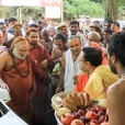 Sri Mahasannidhanam and Sri Sannidhanam arrived at Theni in the evening of April 15, 2017 to a rapturous welcome by Swami Omkarananda of Veda Puri (Sri Swami Chidbhavananda Ashram)