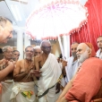 The titular Maharaja of Travancore, Sri Moolam Thirunal Rama Varma, welcoming the Jagadguru as State Guest by offering the Venkotta Kuda or Shweta Chatra, an official honour from the Kerala State Government