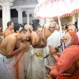 The titular Maharaja of Travancore, Sri Moolam Thirunal Rama Varma, welcoming the Jagadguru as State Guest by offering the Venkotta Kuda or Shweta Chatra, an official honour from the Kerala State Government