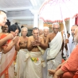 The titular Maharaja of Travancore, Sri Moolam Thirunal Rama Varma, welcoming the Jagadguru as State Guest by offering the Venkotta Kuda or Shweta Chatra, an official honour from the Kerala State Government