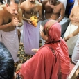 The titular Maharaja of Travancore, Sri Moolam Thirunal Rama Varma, welcoming the Jagadguru as State Guest by offering the Venkotta Kuda or Shweta Chatra, an official honour from the Kerala State Government