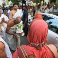 Jagadgurus being received at the received at the entrance of the Sringeri Shankara Math