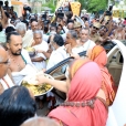 Jagadgurus being received with Poornakumbha at the entrance of the Vighna Vinayakar temple in Maharaja Nagar